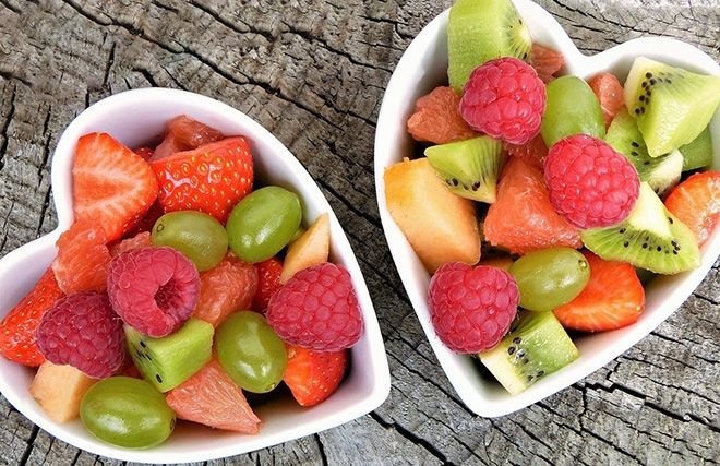 иностранные фрукты. фруктовая нарезка. слаш фруктовый. фруктовая тарелка. фруктовый прилавок.